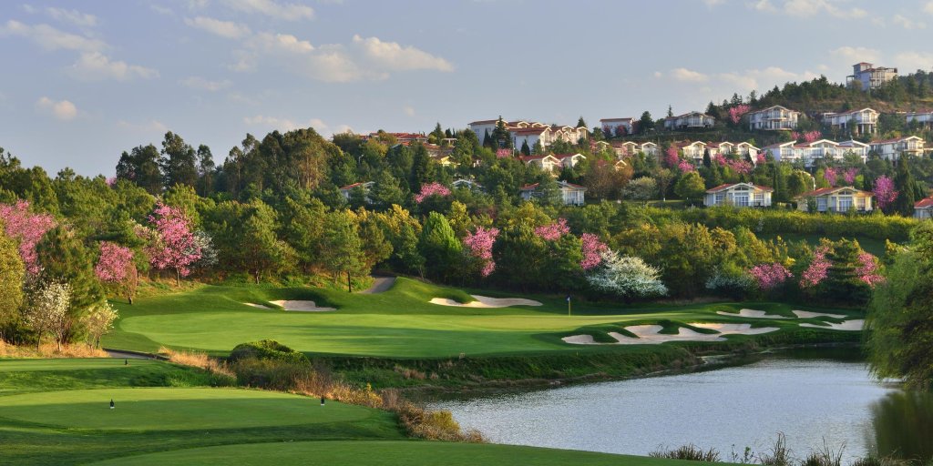 24,9 triệu cho một chuyến golf Côn Minh: Điều gì nằm sau con số?